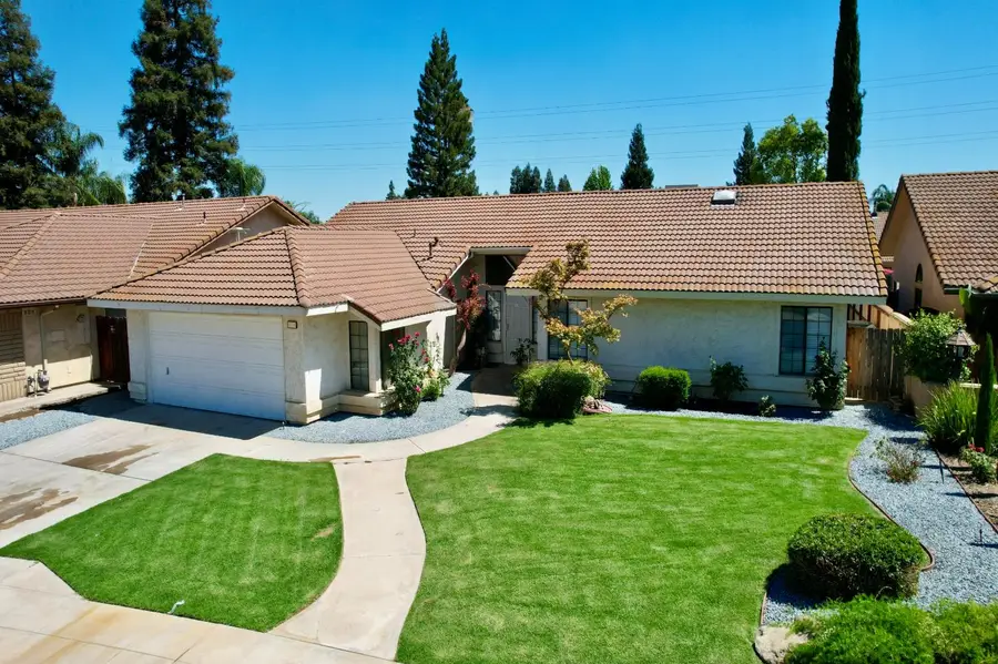 2042 Sample Avenue, Clovis, CA 93611 - #2