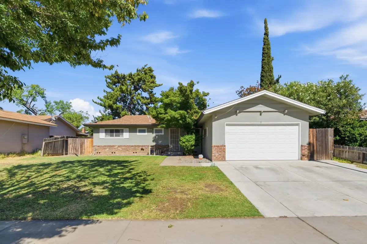 4462 N Barton Avenue, Fresno, CA 93726 - #1