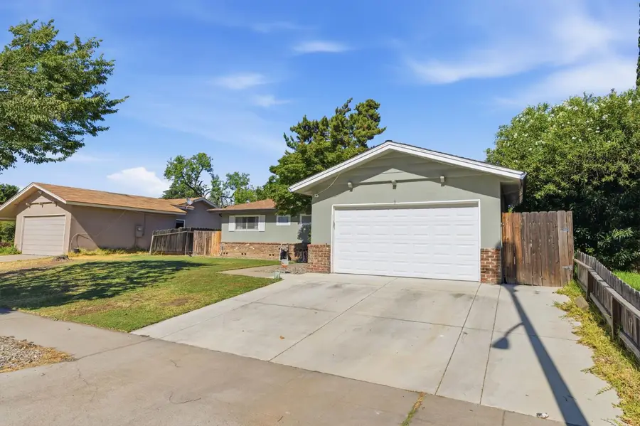 4462 N Barton Avenue, Fresno, CA 93726 - #2