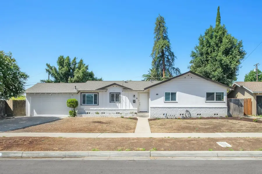 1019 W Ashcroft Avenue, Fresno, CA 93705 - #2
