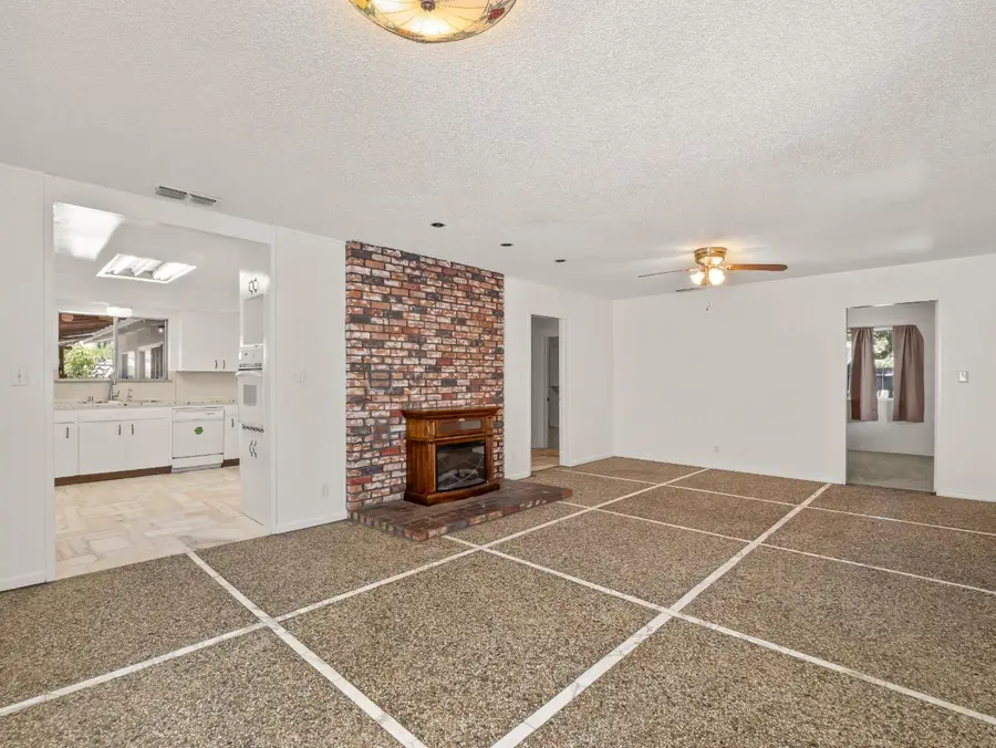 1231 N Roosevelt Avenue, Fresno, CA 93728 - #3