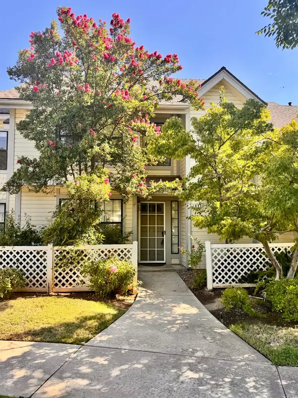 953 E Foxhill Drive, Fresno, CA 93720