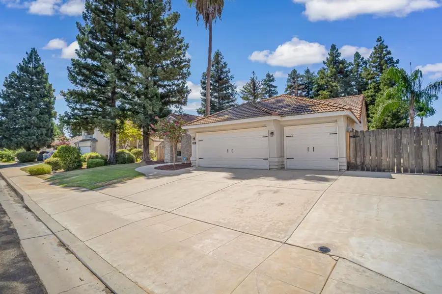 744 W Chennault Avenue, Clovis, CA 93611 - #2