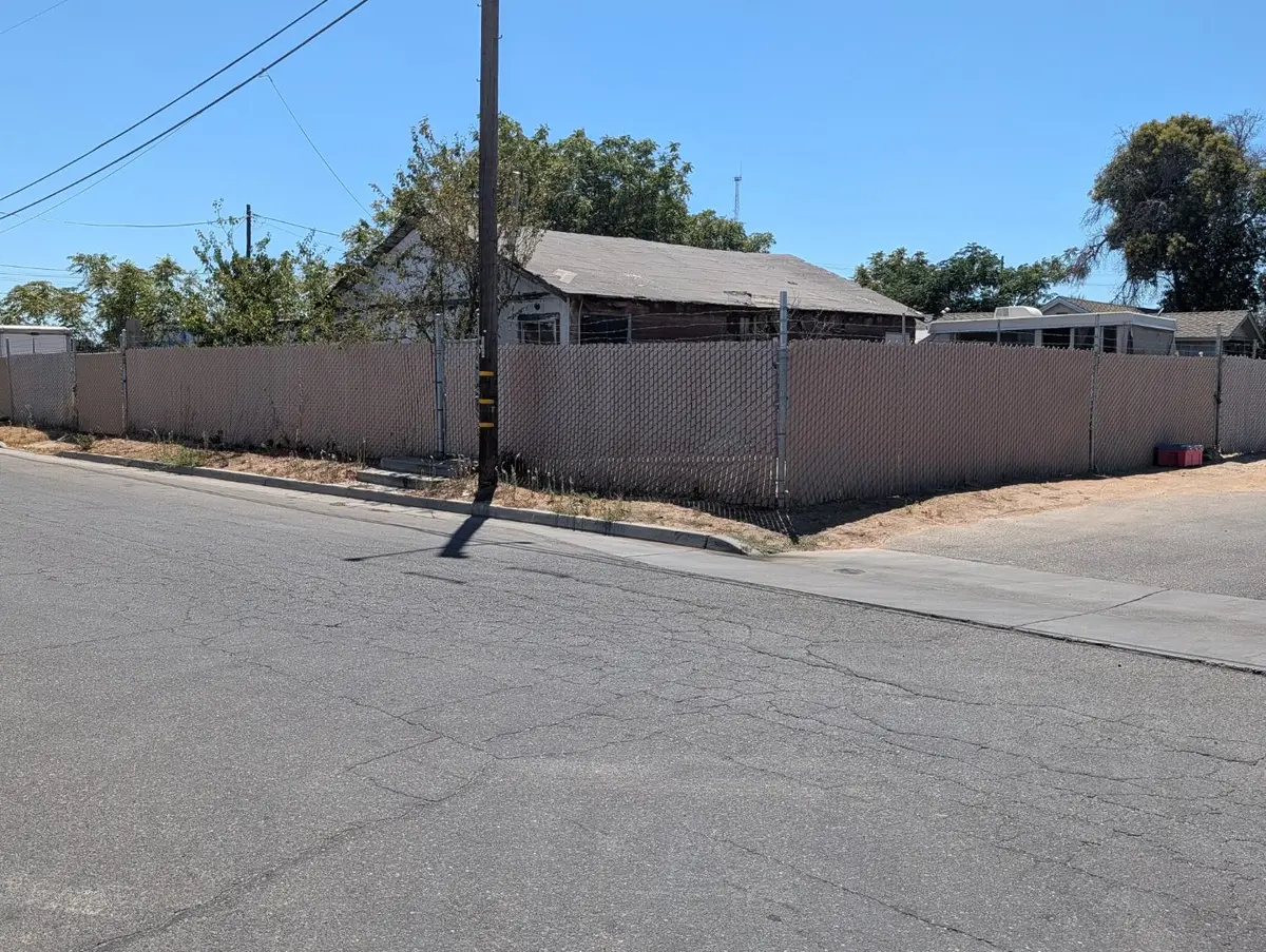 3207 W Lansing Way, Fresno, CA 93722 - #1