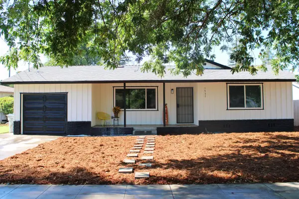 1537 W Hampton Way W, Fresno, CA 93705
