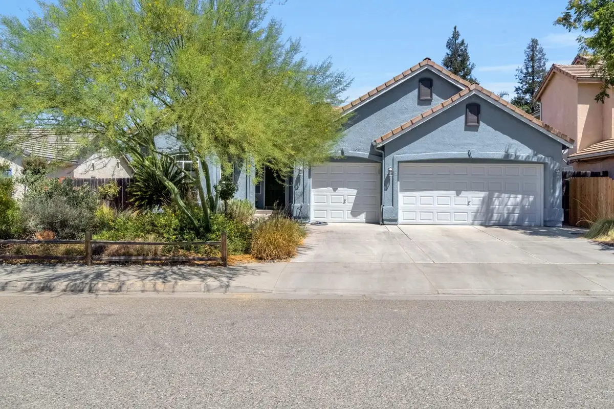 1138 E Pinehurst Avenue, Fresno, CA 93730 - #1