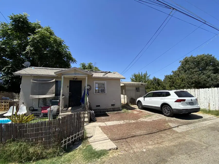 216 S Q Street, Dinuba, CA 93618 - #2