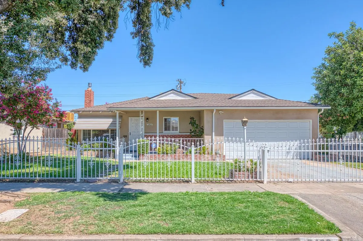 2433 E Rialto Avenue, Fresno, CA 93726 - #1