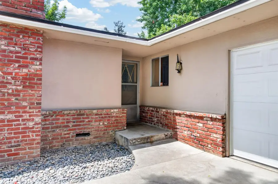 520 W Acacia Avenue, Fresno, CA 93705 - #3