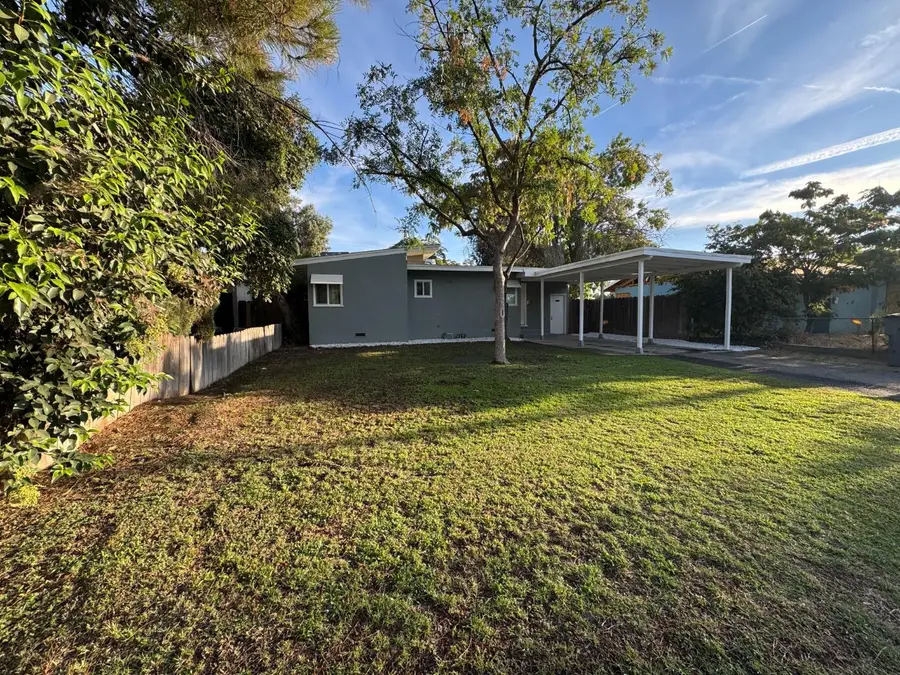 1116 W Dakota Avenue, Fresno, CA 93705 - #2