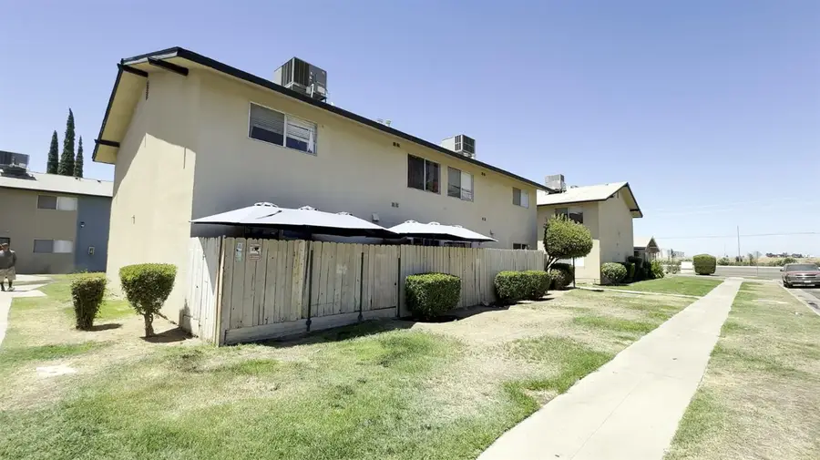 475 N Manila Avenue, Fresno, CA 93727 - #2