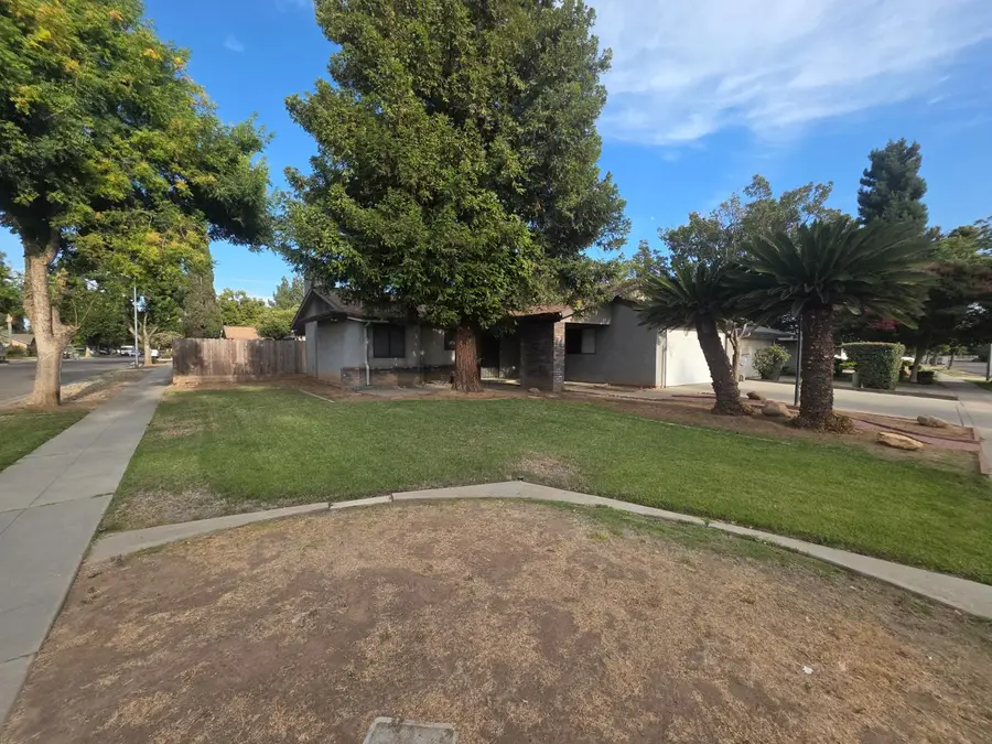 364 N Sunnyside Avenue, Fresno, CA 93727 - #3