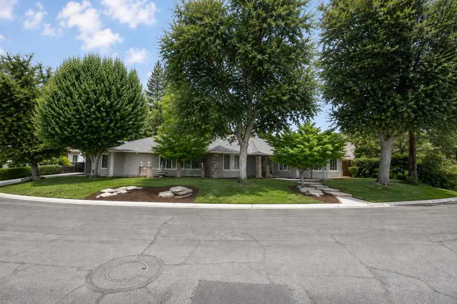 904 E Dartmouth Drive, Fresno, CA 93730 - #2