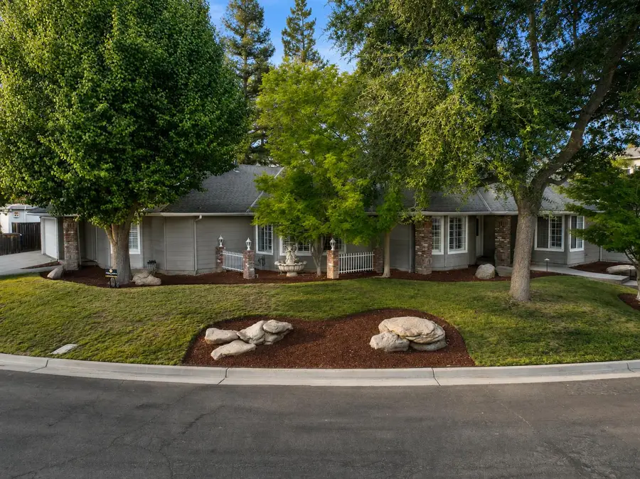 904 E Dartmouth Drive, Fresno, CA 93730 - #3