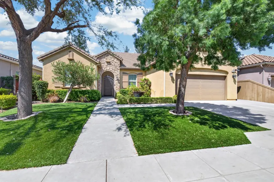 2574 E Utah Avenue, Fresno, CA 93720 - #2