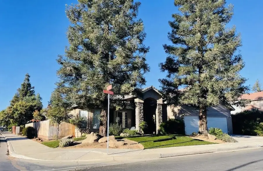 563 W Omaha Avenue, Clovis, CA 93619 - #2