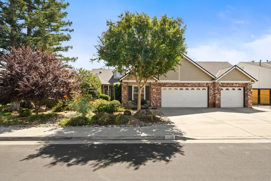 240 W Loyola Avenue, Clovis, CA 93619 - #2