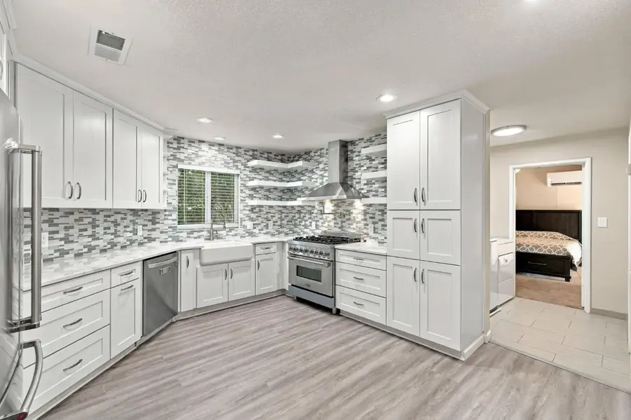 918 E Hampton Way, Fresno, CA 93704 - #2