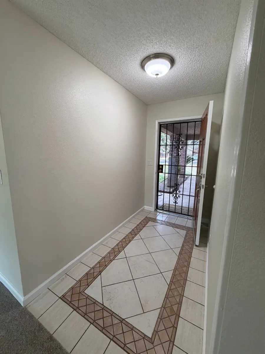 5195 W Palo Alto Avenue, Fresno, CA 93722 - #2