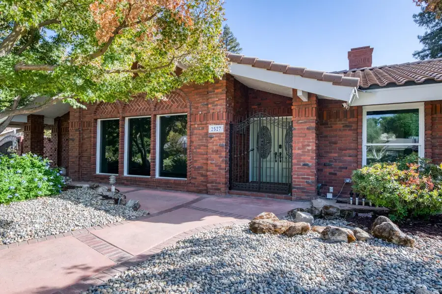 2527 W San Madele Avenue, Fresno, CA 93711 - #3