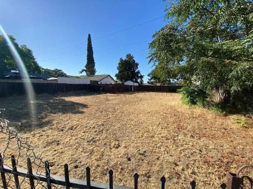 128 W Houston Avenue, Visalia, CA 93291 - #1