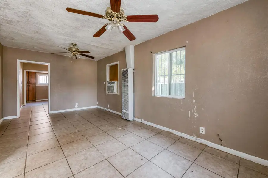 4117 E Kaviland Avenue, Fresno, CA 93725 - #3