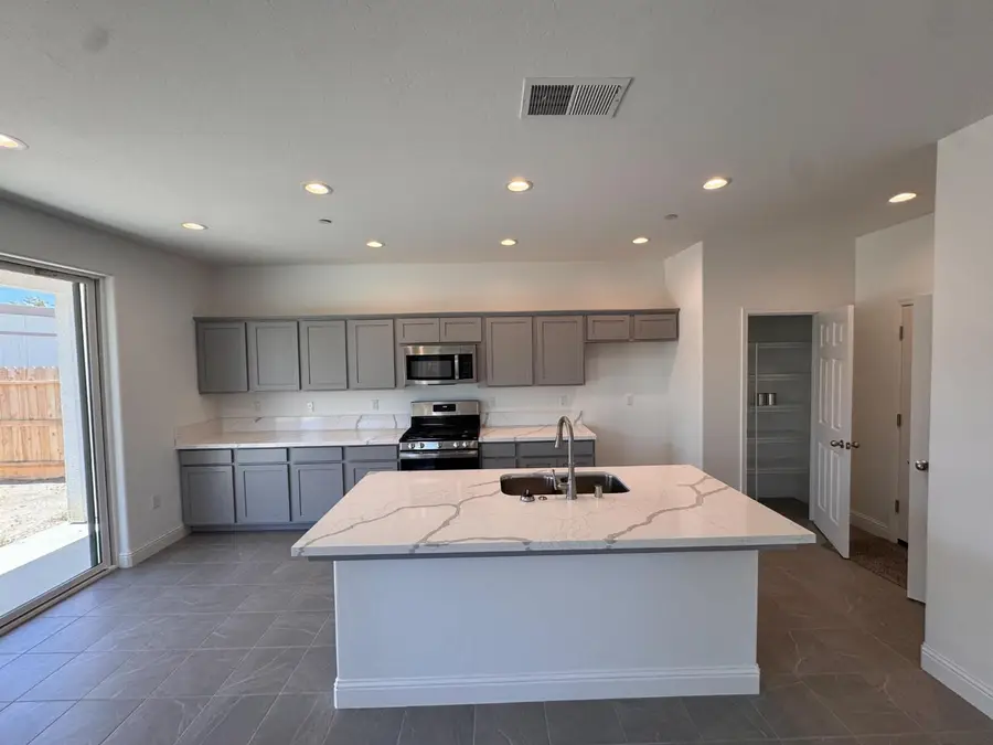 412 W Escalon Avenue, Clovis, CA 93612 - #2