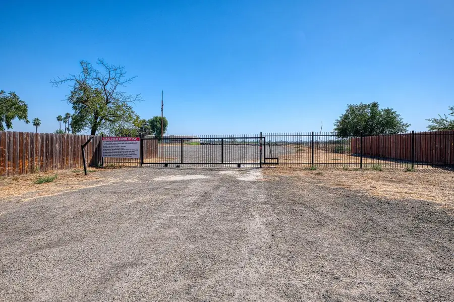 3555 W Nielsen Avenue, Fresno, CA 93706 - #2