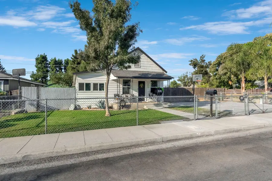 1453 Tucker Street, Selma, CA 93662 - #3