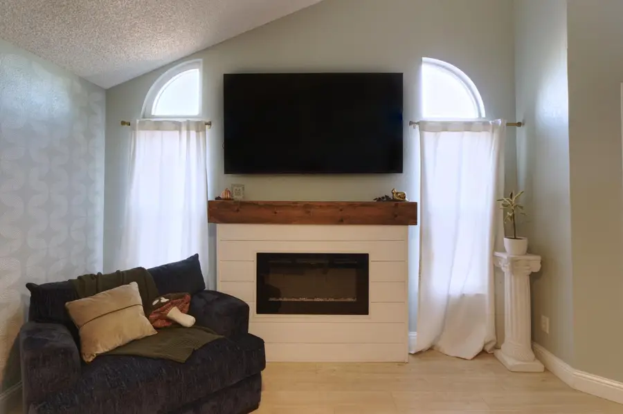 2322 N Cecelia Avenue, Fresno, CA 93722 - #3