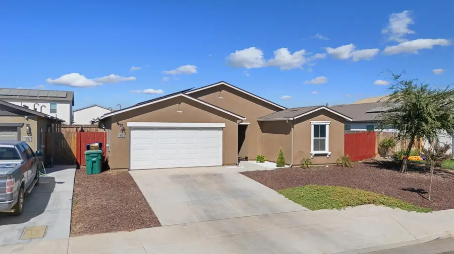 562 W Greenwood Avenue, Woodlake, CA 93286 - #2
