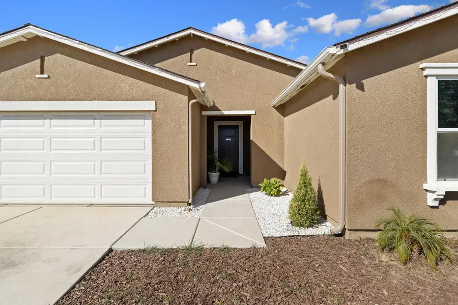562 W Greenwood Avenue, Woodlake, CA 93286 - #3