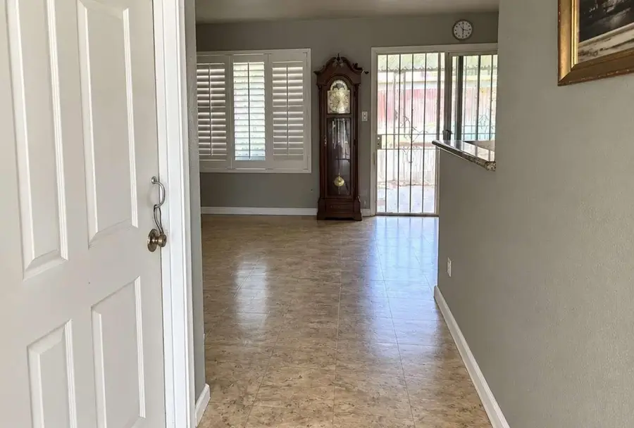 3322 N Lorna Avenue, Fresno, CA 93705 - #2