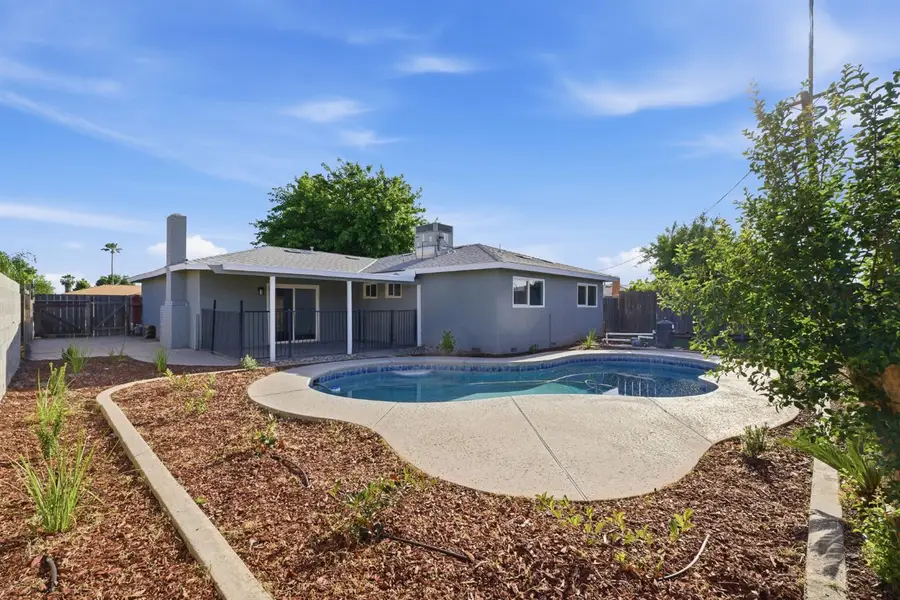821 W Fairmont Avenue, Clovis, CA 93612 - #2