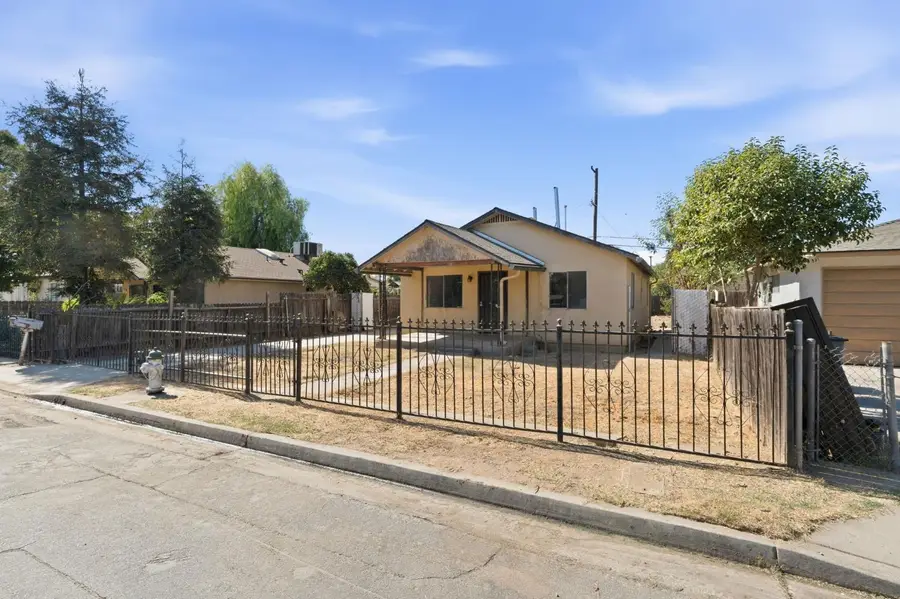 2462 S Backer Avenue, Fresno, CA 93725 - #3