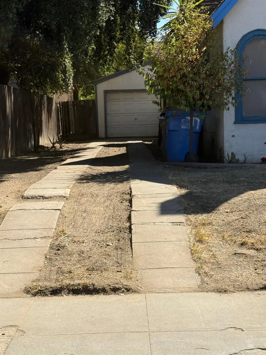 724 W Yosemite Avenue, Madera, CA 93637 - #2