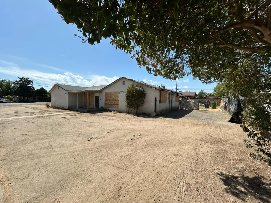 261 11th Street, Orange Cove, CA 93646 - #3