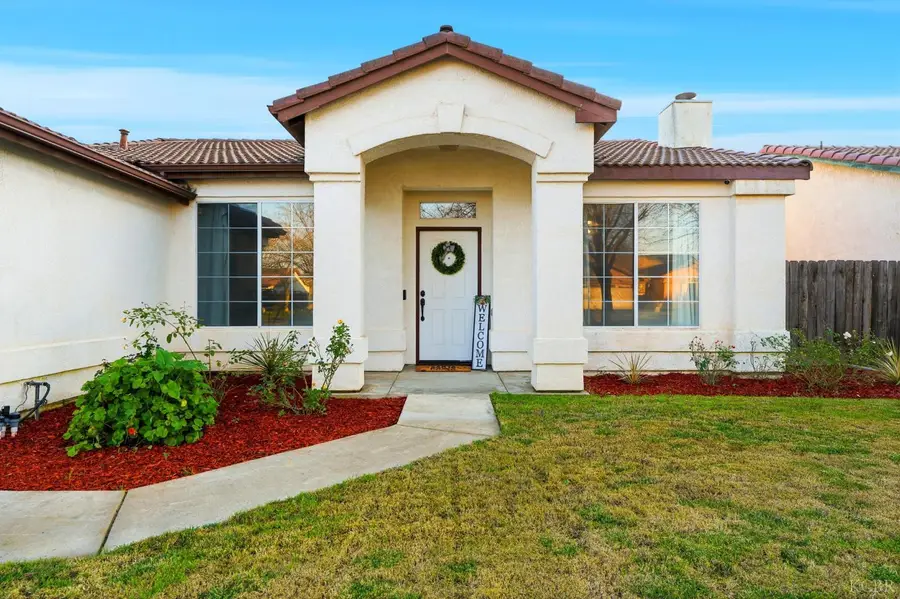 687 Woodridge Court, Lemoore, CA 93245 - Image #2