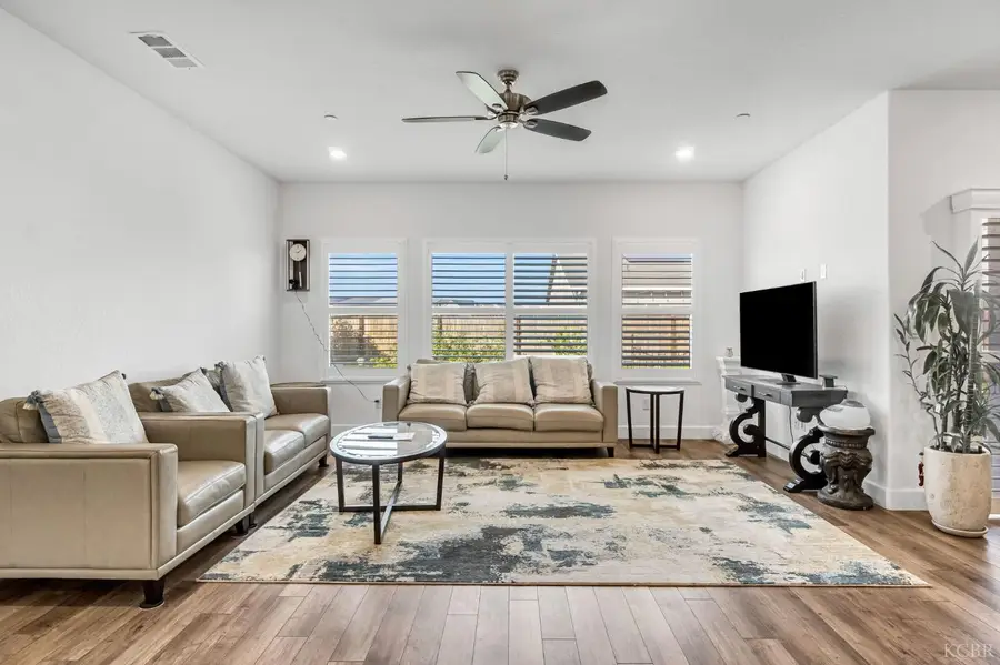 102 E Tyler Avenue, Visalia, CA 93292 - Image #3