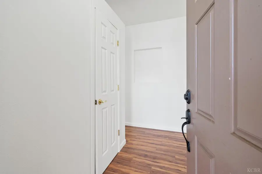 903 W Redwood Street, Hanford, CA 93230 - #2