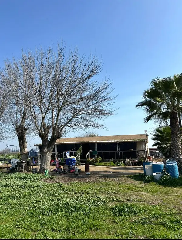 21260 S Elm Avenue, Laton, CA 93242