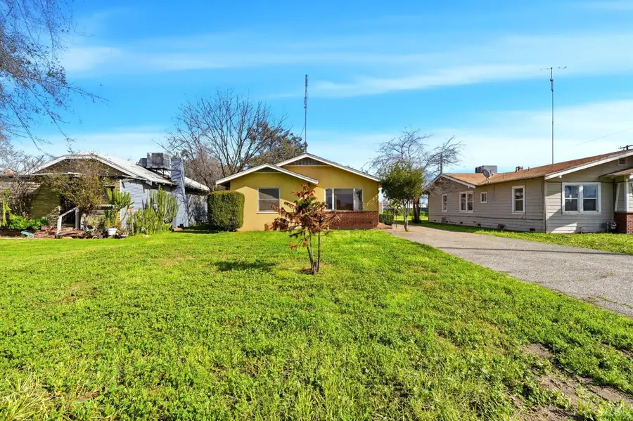 821 S 11th Avenue, Hanford, CA 93230 - #2