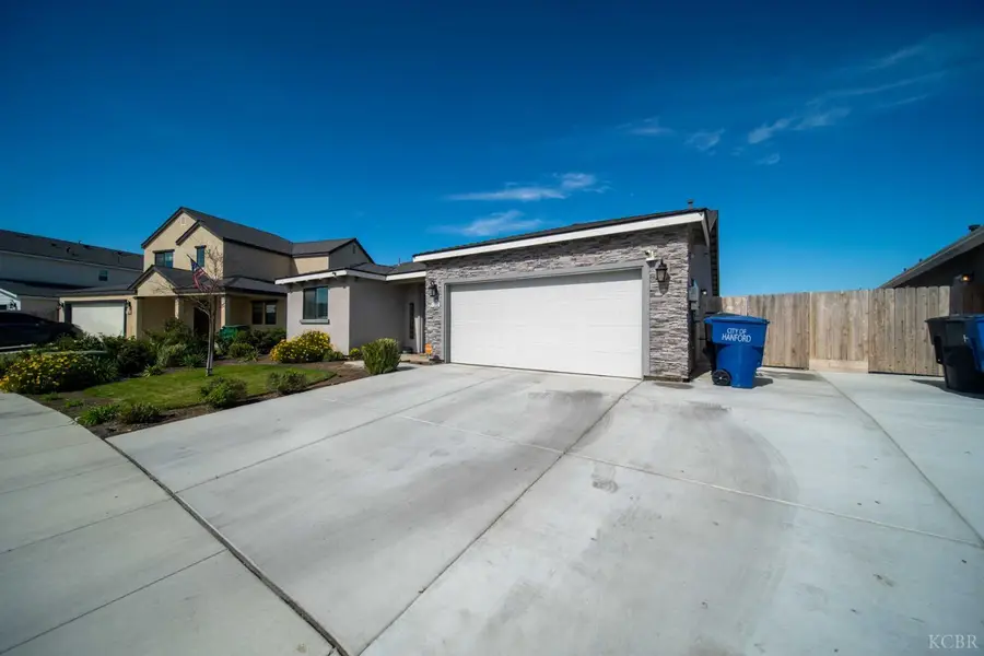 1360 W Angus Court, Hanford, CA 93230 - #3