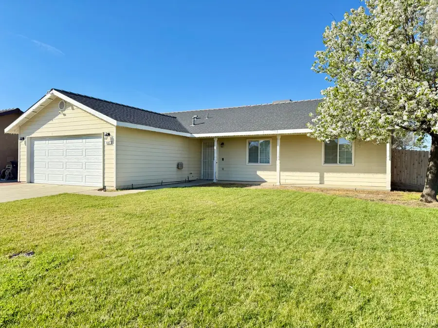 916 W Mammoth Pool Way, Hanford, CA 93230 - #2
