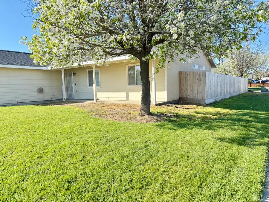916 W Mammoth Pool Way, Hanford, CA 93230 - #3