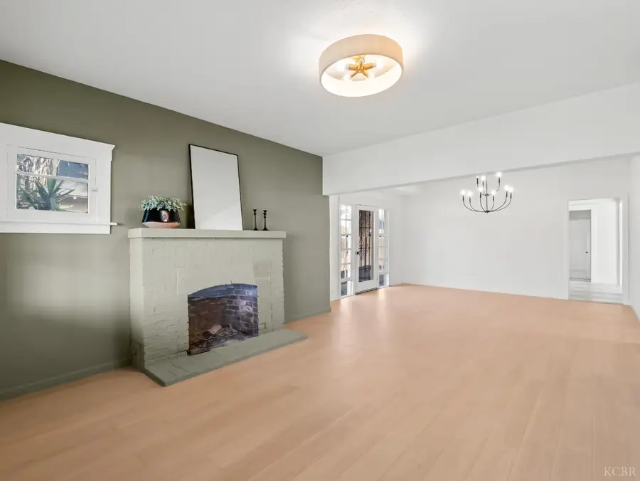 425 W Elm Street, Hanford, CA 93230 - #2