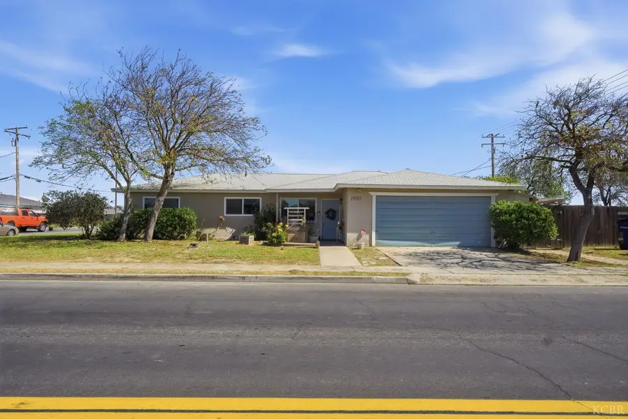 1901 N Kensington Way N, Hanford, CA 93230 - #2