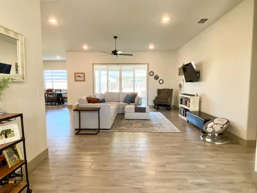 2404 W Bristol Lane, Hanford, CA 93230 - #3