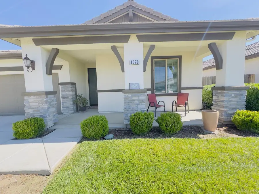 1620 W Porter Avenue, Visalia, CA 93291 - #3