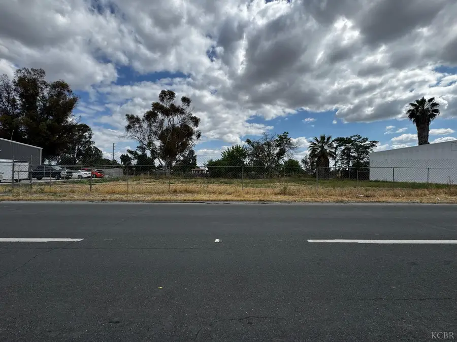 311 E 4th Street, Hanford, CA 93230 - #2